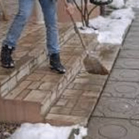 kaip-apsaugoti-terasos-plyteles-nuo-salcio-ir-dregmes