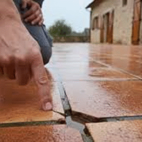 kaip-apsaugoti-terasos-plyteles-nuo-salcio-ir-dregmes