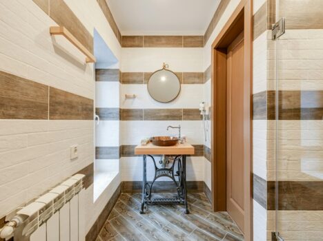 Medžio imitacijos grindų plytelės vonios kambaryje